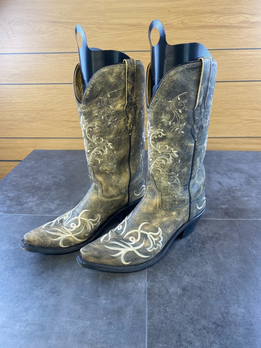 Old West Women’s Distressed Brown Embroidered Leather cowboy Boot Size 1 -CLEAN